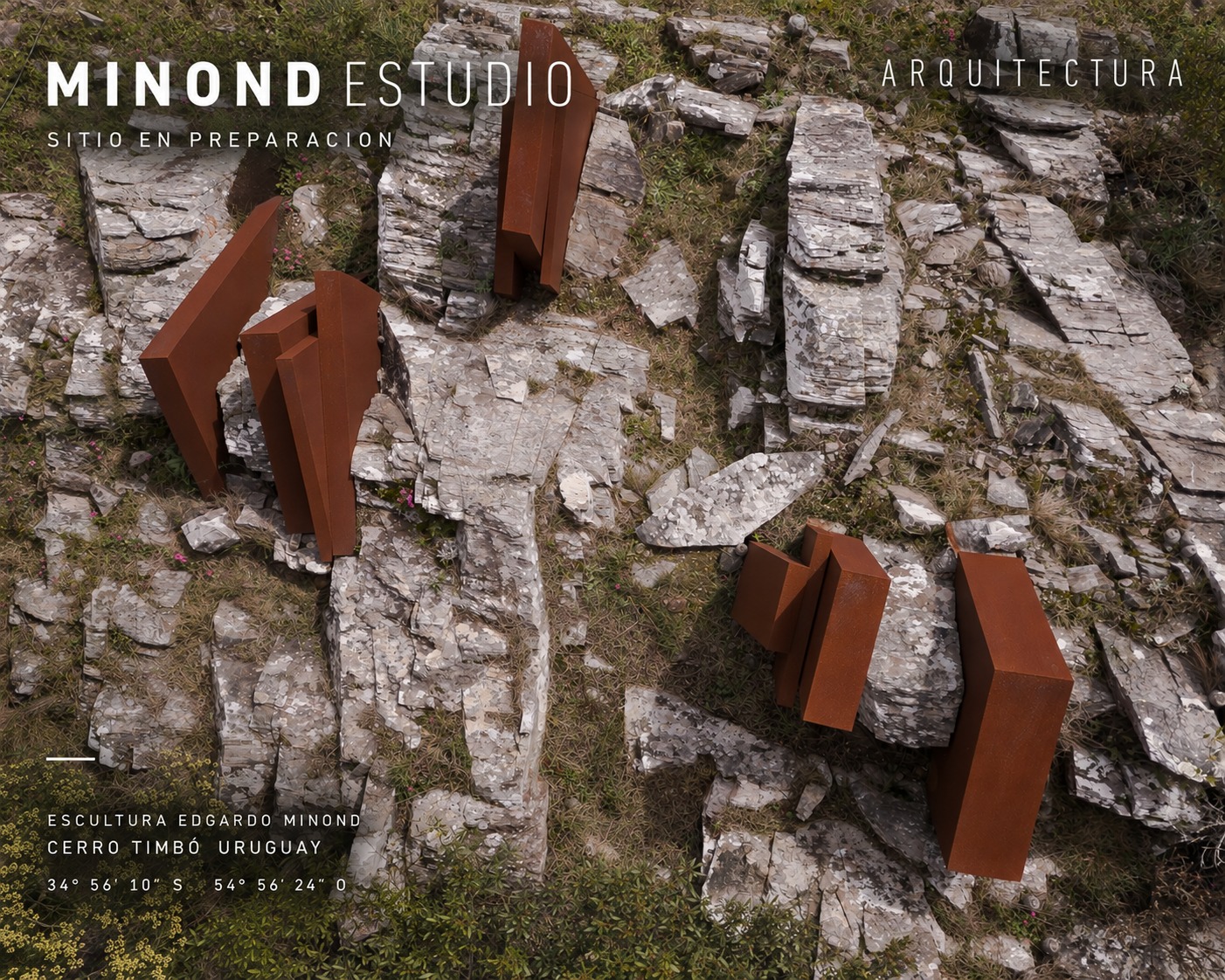 MINOND ESTUDIO. Arquitectura. Sitio en preparación. Escultura de Edgardo Minond entre rocas y vegetación, Cerro Timbó, Uruguay. Coordenadas: 34° 56′ 10″ S, 54° 56′ 24″ O.